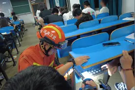 大一新生手指卡进课桌金属孔洞无法取出，消防员及时救援图片