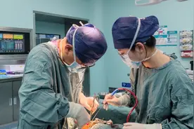 20月龄孩子玩耍摔倒被筷子捅穿上腭，医生：幼儿要远离尖锐物品图片