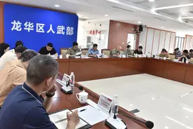 深圳市龙华区召开2024年学生军训军地联席会议 科学部署2024年度龙华区学生军训工作图片