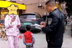 3岁萌娃偷偷溜出门，独自在零食店挑选零食，武汉民警帮找回图片