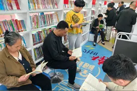 襄城县：“流动图书车”开进村图片