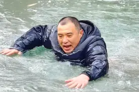 掉入冰窟如何自救？山西一位老哥“以身试险”模拟演示被赞“硬核”图片