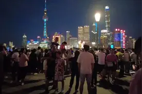 暑期外滩迎大客流，在他们的守护下，“平安”是最美的风景图片