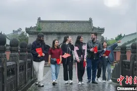 外国留学生游览靖江王陵国家考古遗址公园 感受历史文化名城之美图片