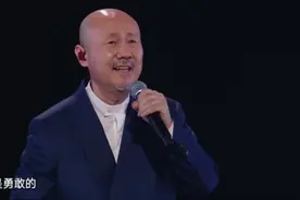 举报五月天假唱博主再度打假跨年晚会，腾格尔助理挂电话图片