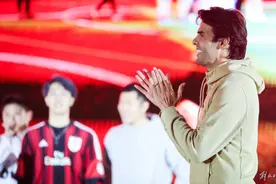 仍是追风少年，传奇球星卡卡现身上海，与800球迷亲密互动图片