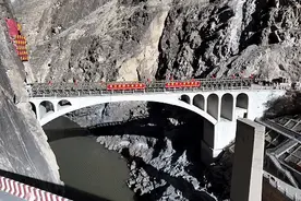 冬瞰川藏线丨跨越山河的“通天路”图片