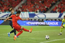 国足0-1落后日本，国足角球再度丢球，小川航基头球破门图片