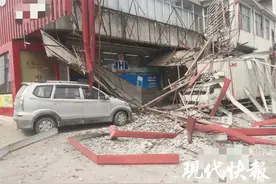 超市广告牌掉落砸坏面包车，司机被判担责两成图片