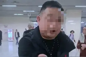 反转？无臂男子武汉乘地铁被要求看残疾证，网友质疑摆拍博流量，律师：若摆拍或被处罚图片