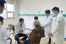 跟骨骨折后患者“着地”就疼，张建中教授联合会诊，西海岸第二医院距下关节融合手术为其消除病痛图片