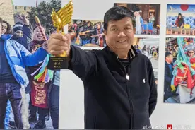 鹤壁摄影爱好者麻进凡：拍留学生逛浚县 夺得世界摄影人大会金奖图片
