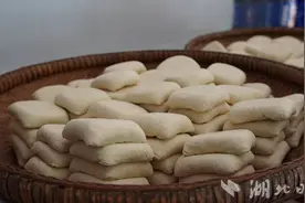 鹤峰：手工干子豆腐 方寸之间尽显老味道图片