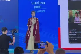 30秒｜穿汉服的俄罗斯留学生丽娜：通过网络向外国朋友分享中国文化图片