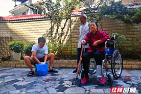 “奶奶幸福 我就开心”——汝城县未婚男青年叶挺峰隔代尽孝长期照料患病祖母的故事图片