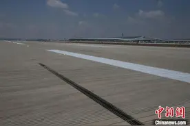 兰州中川国际机场三期扩建工程新建跑道迎“第一飞”图片