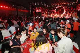 丰盛大盆菜 万家庆小年：广州黄埔千名职工欢聚一堂 庆小年迎新春图片