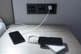你的手机充电器还没拔？这个举动很危险→图片