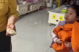太暖了，山东一萌娃把幼儿园的肉包子带回家，只因爷爷开玩笑说想吃图片