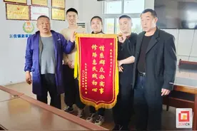 荣县东佳镇：泥巴坑变碎石道 暖心路通振兴梦图片