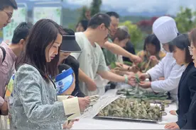 包粽子、创意美食、接飞花令……各地游客在成都感受别样端午图片