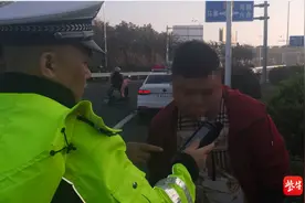 男子在马路中央停车睡觉，真是“醉了”图片
