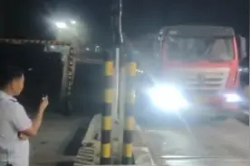 货车过磅在正常范围，副站长认为数据异常不让上高速？当事人：交警检查无误让通过，目前正在解决视频封面