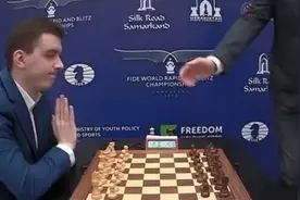 国际象棋赛场插曲引网友广泛关注：波兰选手赛前拒绝与俄罗斯选手握手图片