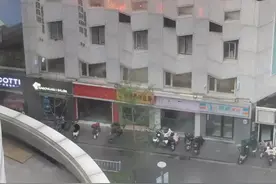 江苏徐州市中心发生火灾 现场火焰翻腾浓烟滚滚图片