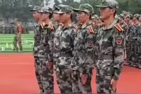 军训后才发现走路有多难 男生军训手忙脚乱图片