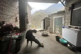 活在虚拟世界的脑瘫青年，村里帮他装修了房屋，有人送来了轮椅图片