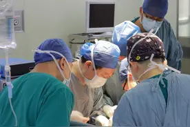罕见基因突变引发胰腺内分泌肿瘤？贫血宝宝发现肿瘤，6岁男孩接受全胰腺切除图片