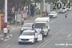 路遇司机突发不适 ，东莞“小孩哥”霸气拦警车求助图片