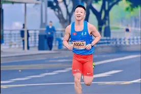 跑10公里挑战赛 消防员背上女儿冲刺最后100米图片