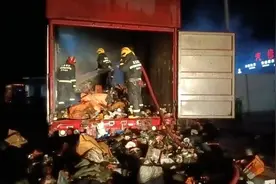 连霍高速一快递货车轮胎自燃后驶入服务区，陕西消防紧急扑救图片