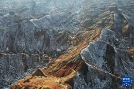 兰州：水墨丹霞 冬日秘境图片