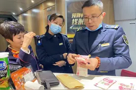 邵阳开往长沙高铁商务座遗留手拿包，内有近2万现金，列车长及时处置图片