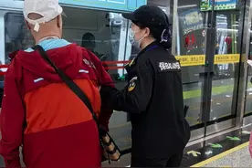 晨意帮忙丨长沙地铁里这件小事，把东北大爷暖到了：一定要表扬他们！图片