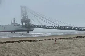 中国“登陆奇观”驳船现身海滩引外媒关注图片