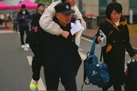 暖心！考生腿脚不便，长沙职院保安大叔接力护送图片