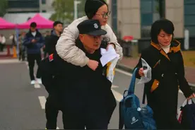 暖心！考生腿脚不便，长沙职院保安大叔接力护送图片