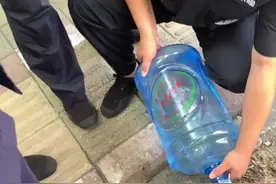 官方回应保安将罕见病患及家属喝过的桶装水倒掉浇树：对工作人员批评教育，对当事人表示歉意图片
