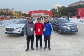 马拉松赛道上有群守护“42.195”的人图片