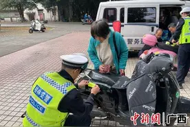 桂林：“荧光守护”照亮夜间平安出行路图片