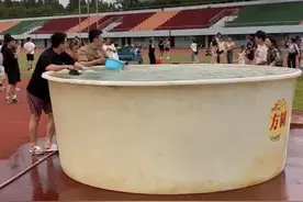 华农毕业季有自己的泼水节：农用无人机、喷雾器、喷淋器都上场了图片