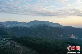 浙江奉化雪窦山：雪映禅意 霞光笼罩图片