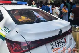直击2024陕西高考|牌号985警车在考场外为考生加油图片