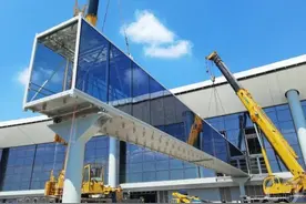 江北国际机场T3B航站楼旅客登机桥进入安装阶段 预计今年年底建成图片