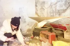 她拿“救命粮”喂狗，网友炸锅！账号已被封！图片