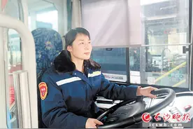 “这位女司机太有爱心了……”图片
